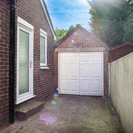 Luxe 5 Bed Bungalow In Snodland, Medway, Kent Экстерьер фото