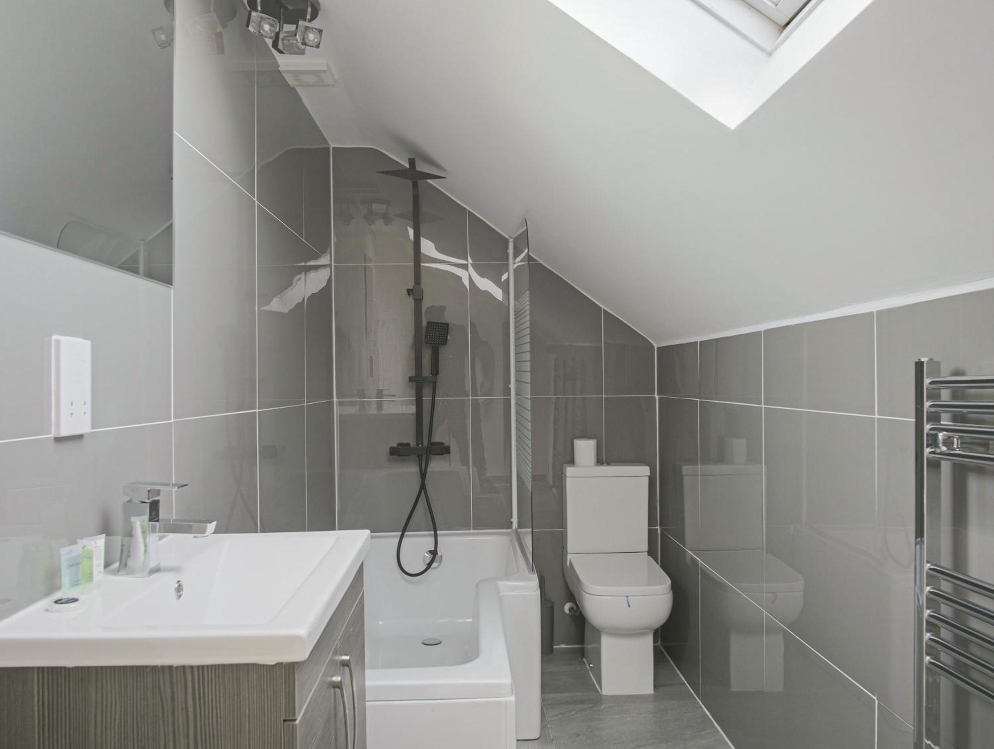 Luxe 5 Bed Bungalow In Snodland, Medway, Kent Экстерьер фото