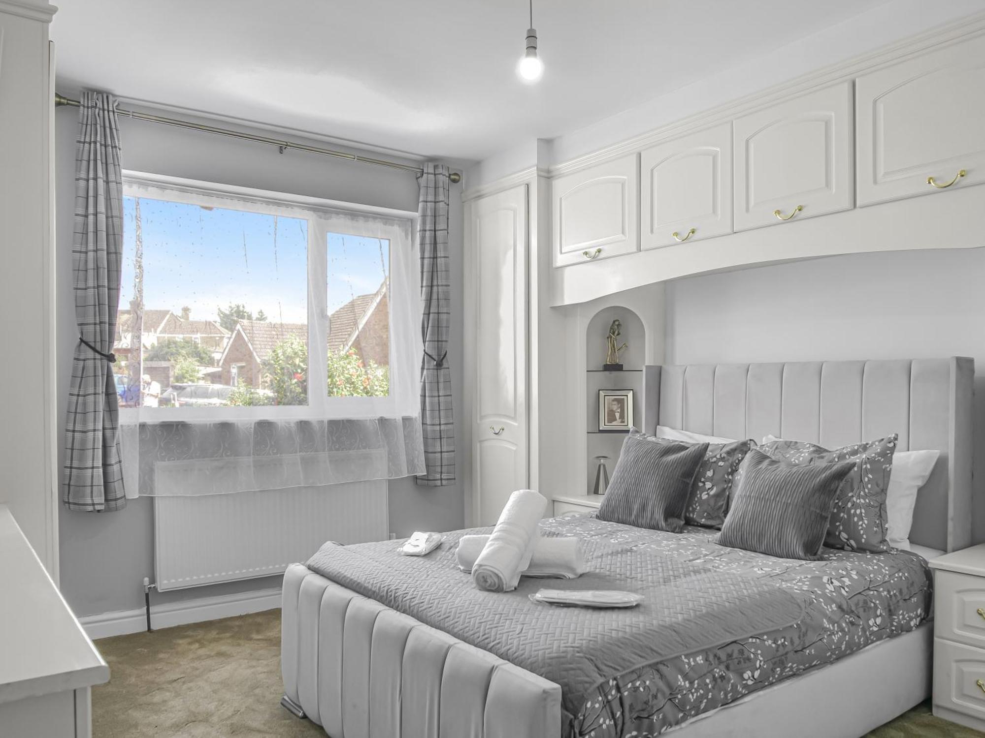 Luxe 5 Bed Bungalow In Snodland, Medway, Kent Экстерьер фото