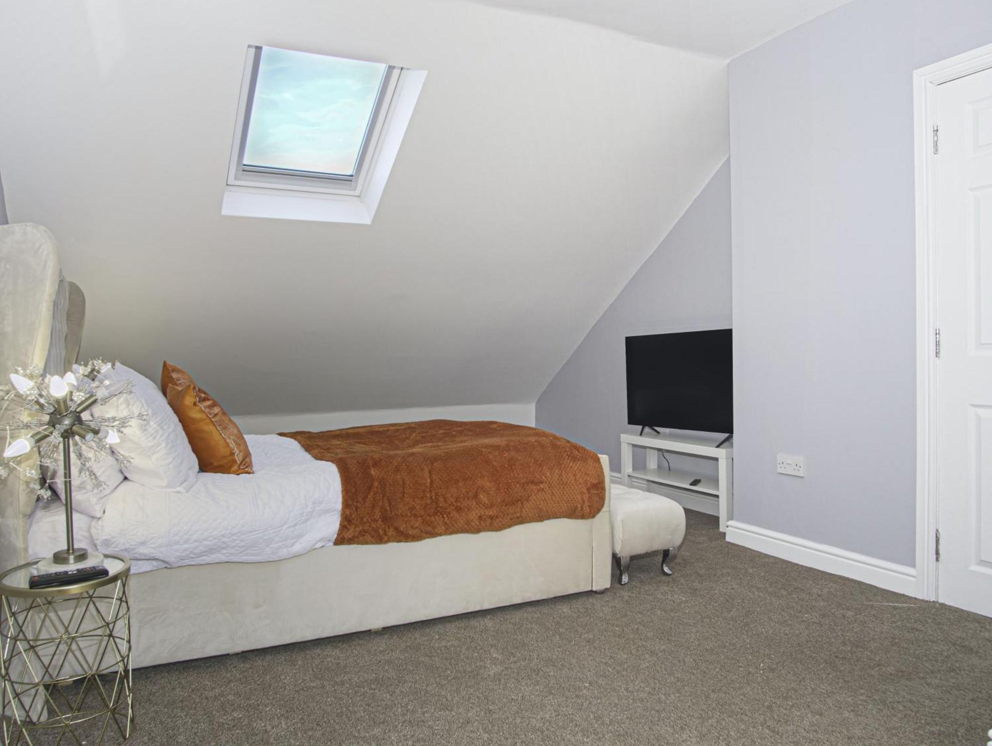 Luxe 5 Bed Bungalow In Snodland, Medway, Kent Экстерьер фото