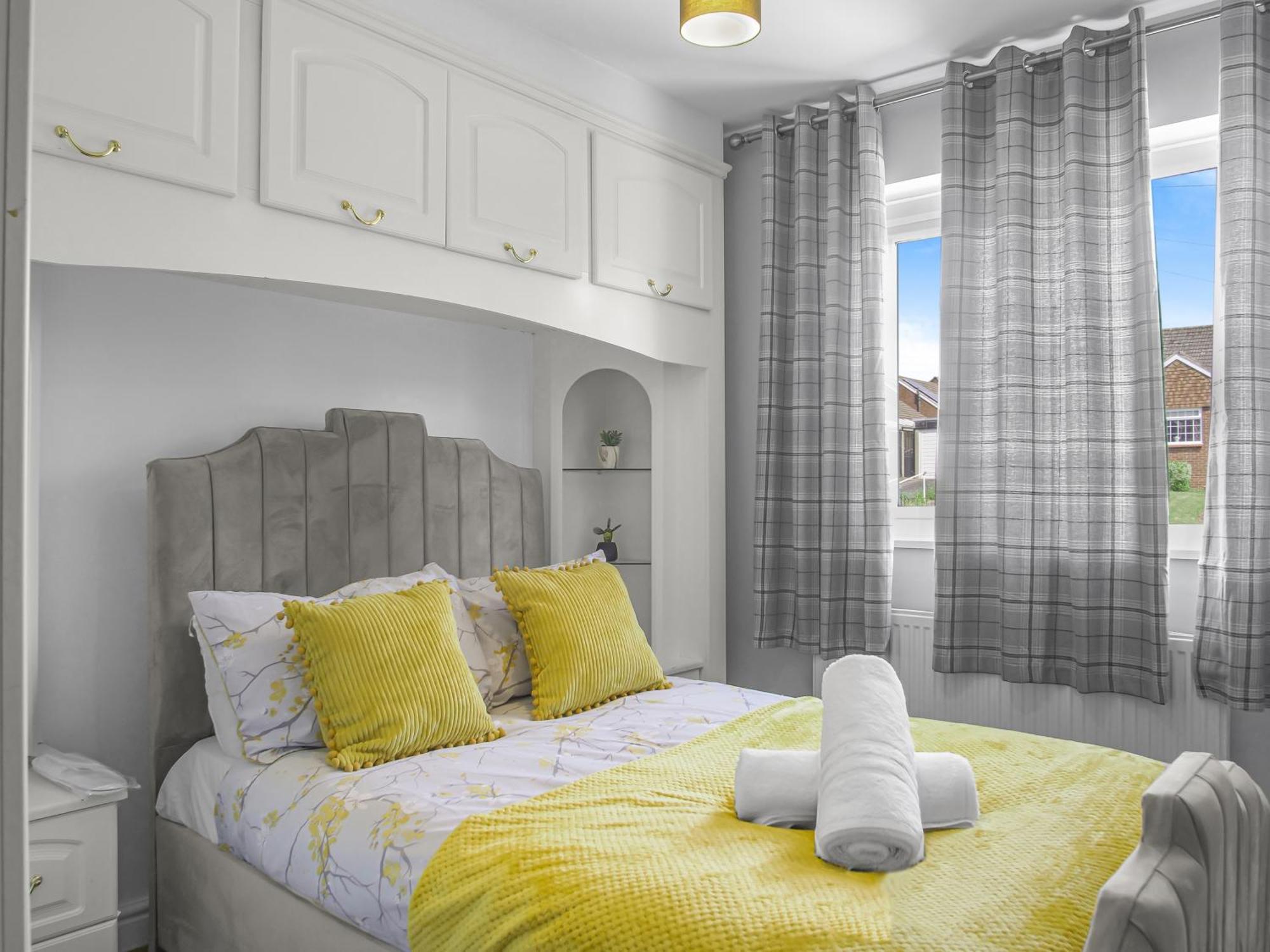 Luxe 5 Bed Bungalow In Snodland, Medway, Kent Экстерьер фото